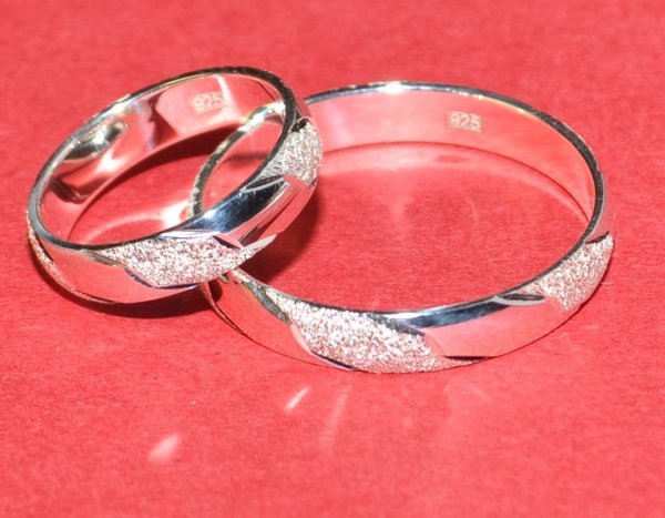 925 Silber Trauringe - Paarpreis - Breite 4mm - Hochglanz - Sandmatt - Diamantiert