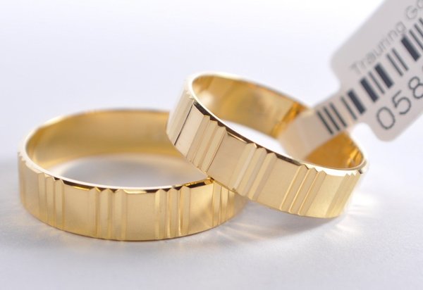 Ein Paar Gold 585 Trauringe / Eheringe / Hochzeitsringe mit blitzendem Muster - B: 5mm