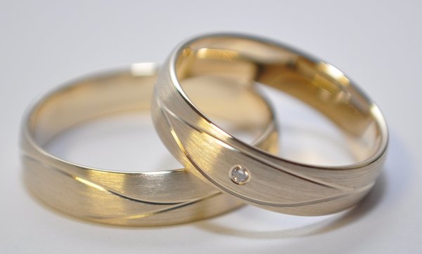 1 Paar Trauringe Hochzeitsringe Gold 585 - Ring Breite: 5mm - Längsmatt mit Brillant 0,02ct