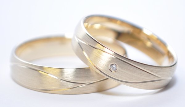 1 Paar Trauringe Hochzeitsringe Gold 750 - Ring Breite: 5mm - Längsmatt mit Brillant 0,02ct