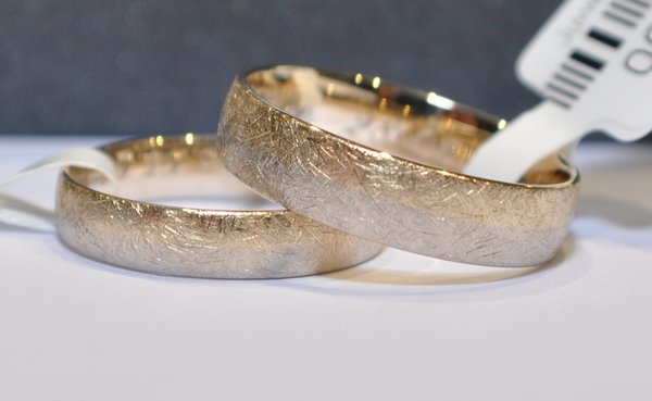 Ein Paar Trauringe Eheringe Gold 585 - Eismatt - Bicolor - Weiß/Gelb - Damenring 4mm, Herrenring 5mm
