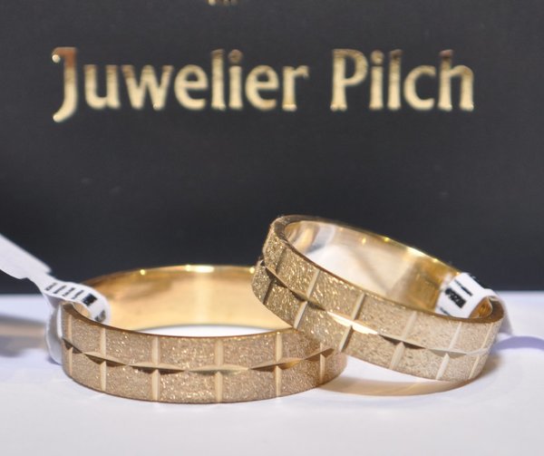 1 Paar Trauringe Hochzeitsringe Gold 333 - Breite: 5,0 mm - Bürstenmatt