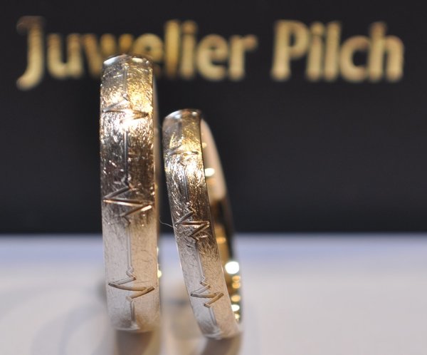 Ein Paar Gold 585 Trauringe Eheringe Breite 3mm und 4mm Eismatt mit einer Herzschlaglinie