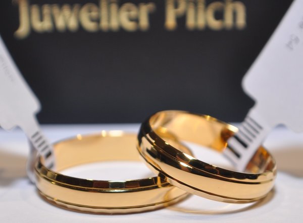 1 Paar Trauringe Hochzeitsringe Gold 333 - Breite: 4,5 mm - Stärke: 1,1mm