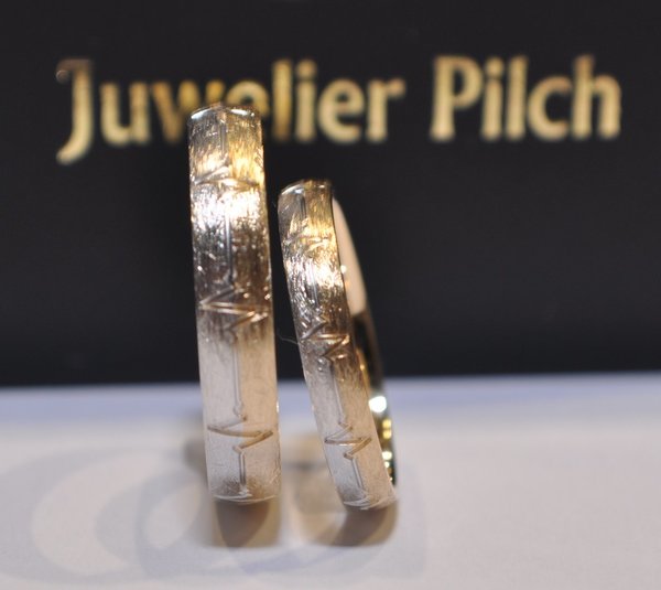 Ein Paar Gold 585 Trauringe Eheringe Breite 5mm Eismatt mit einer Herzschlaglinie