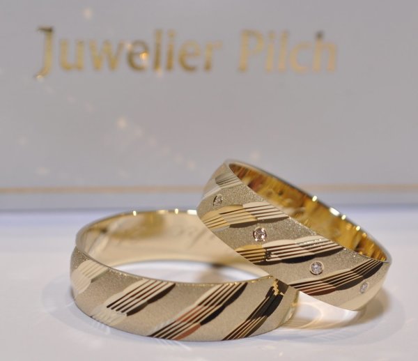 1 Paar Trauringe Hochzeitsringe Gold 333 - Breite: 6,0 mm -mit 4 Diamanten