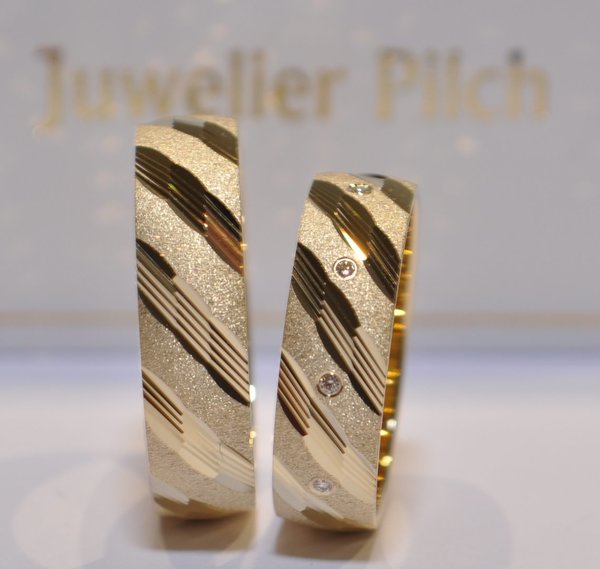 Ein Paar Trauringe Eheringe Gold 585 Breite: 5,0 mm mit 4 Diamanten