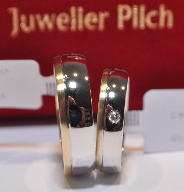 1 Paar Trauringe - Gold 333 - Bicolor - Profil gewölbt - Breite 6 und 5mm - Mit Diamant