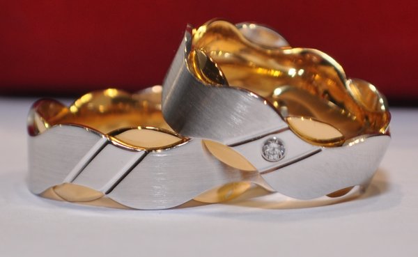 Trauringe Gold 585 mit 1 Diamant 0,04ct - Paarpreis - Längsmatttt