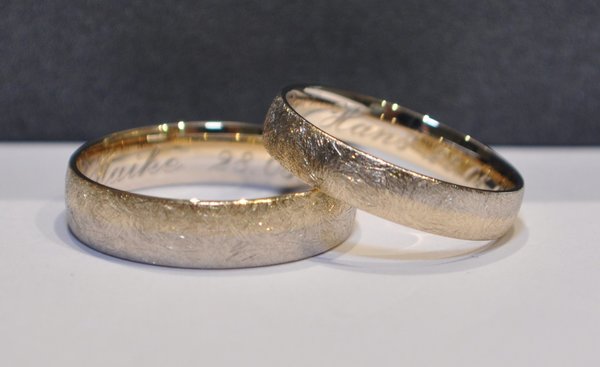 Ein Paar Trauringe Eheringe Gold 333 Eismatt Bicolor mit Diamant 0,02ct. Breite 4mm - Stärke 2,1mm