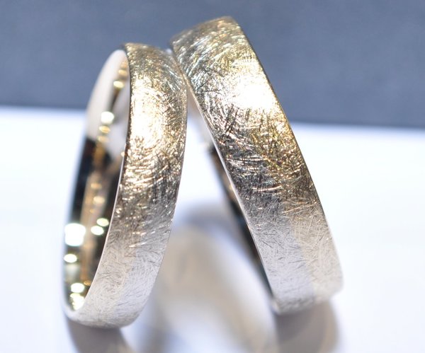 Ein Paar Trauringe Eheringe Gold 333 Eismatt Bicolor mit Diamant 0,02ct. Breite 4mm - Stärke 2,1mm