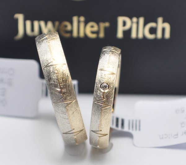 Ein Paar Gold 585 Trauringe Breite 4mm mit Diamant u. 5mm Eismatt mit Herzschlaglinie