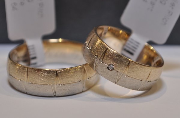Ein Paar Trauringe Eheringe Gold 585 Eismatt - Bicolor - Damenring mit zwei Brillanten