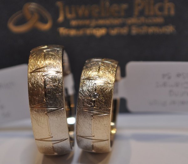 Ein Paar Trauringe Eheringe Gold 585 Eismatt - Bicolor - Damenring mit zwei Brillanten
