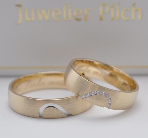 1 Paar Trauringe Gold 333 mit Herzmuster Bicolor mit Diamanten längsmattiert
