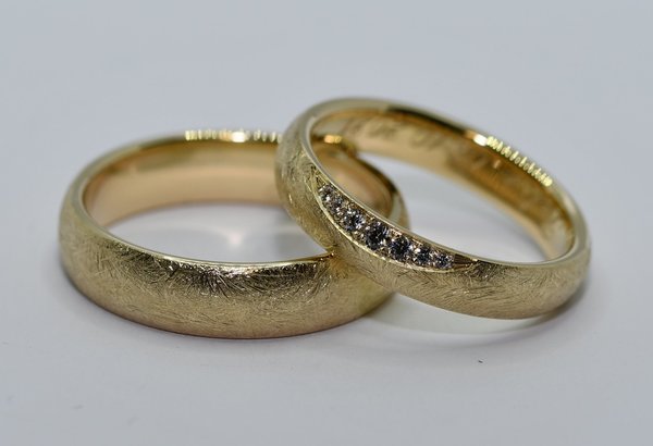 1 Paar Trauringe Gold 333 - Gelbgold - Eismattiert - Mit Zirkonia o. Diamanten