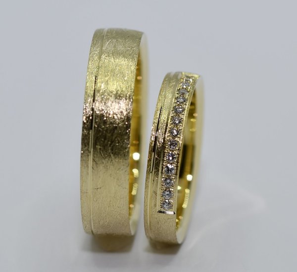 1 Paar Trauringe Gold 333 - Gelbgold - Eismattiert - Mit 14 Diamanten