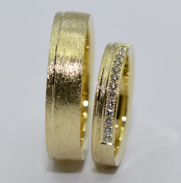 1 Paar Trauringe Gold 333 - Gelbgold - Eismattiert - Mit 14 Diamanten