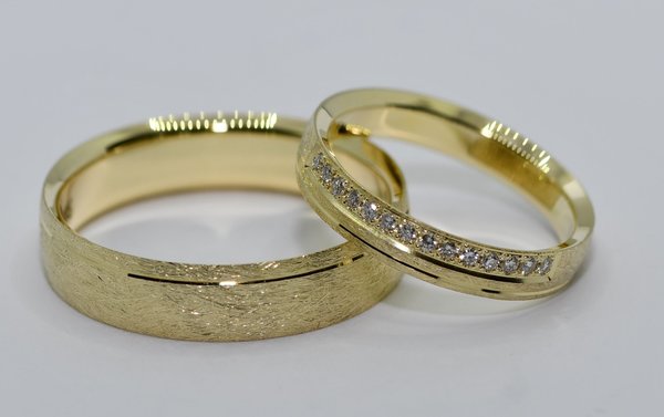 1 Paar Trauringe Gold 750 - Gelbgold - Eismattiert - Mit 14 Diamanten