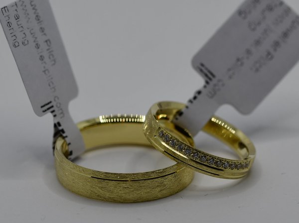 1 Paar Trauringe Gold 750 - Gelbgold - Eismattiert - Mit 14 Diamanten