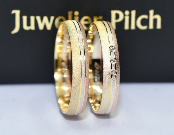1 Paar Trauringe Hochzeitsringe Gold 750 - mit 3 Diamanten oder Zirkonia - Breite: 4 mm