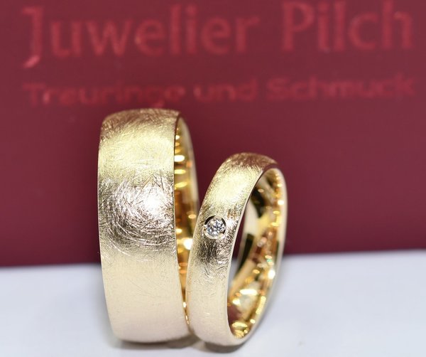 Ein Paar Trauringe Eheringe Gold 333 - Eismatt - Gelbgold - Damenring mit Diamant 0,03ct