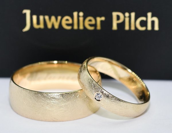 Ein Paar Trauringe Eheringe Gold 333 - Eismatt - Gelbgold - Damenring mit Diamant 0,03ct