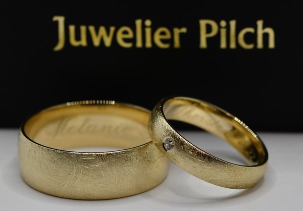 Ein Paar Trauringe Eheringe Gold 585 - Eismatt - Gelbgold - Damenring mit Diamant 0,03ct