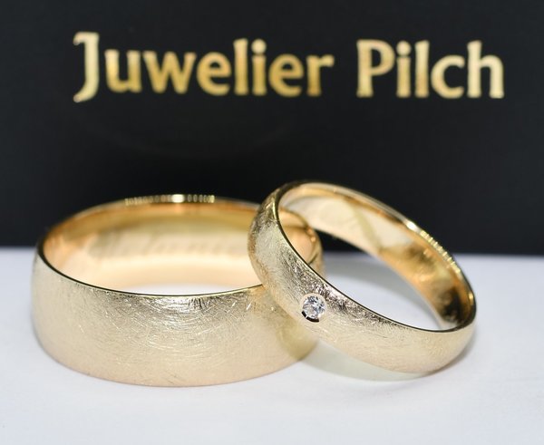 Ein Paar Trauringe Eheringe Gold 585 - Eismatt - Gelbgold - Damenring mit Diamant 0,03ct