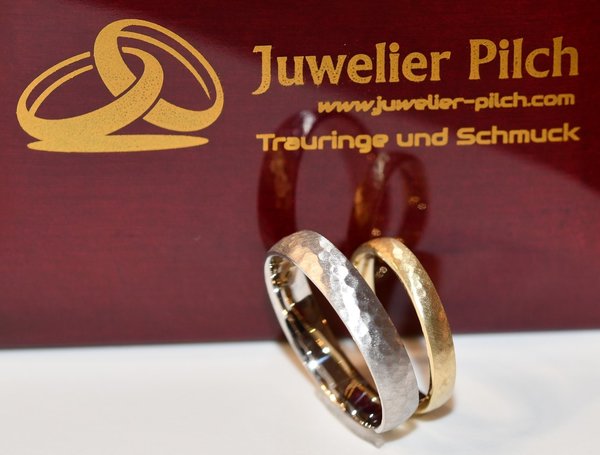 1 Paar Trauringe - Hammerschlag - Gold 585 / Platin 950 - Breite: 3 und 5 mm - Stärke: 1,5mm