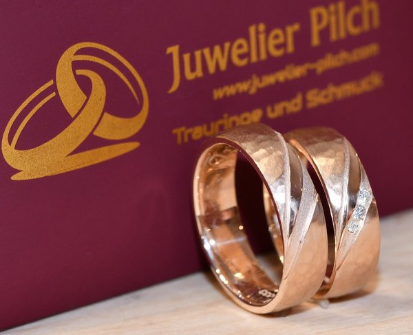 Trauringe Eheringe Gold 333  - Rotgold - Hammerschlag mit Rillen - Damenring mit Diamanten